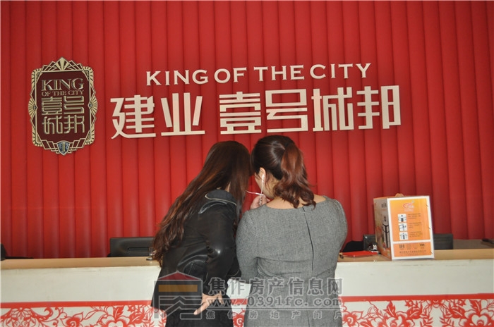 FM99.5工作人員現(xiàn)場連線直播