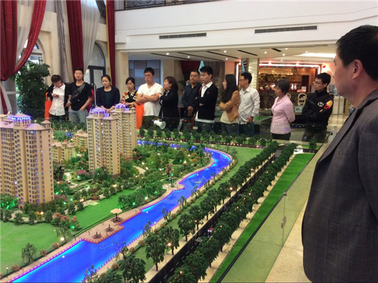 圍著沙盤聽置業(yè)顧問講解