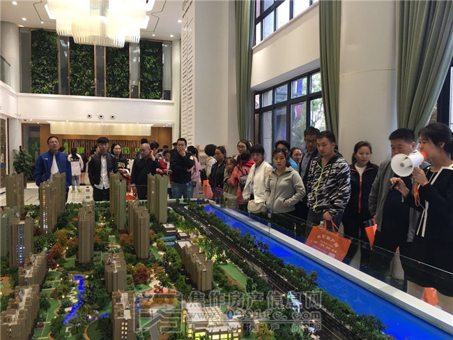 10月3日小虎看房團走進建業(yè)·公園里