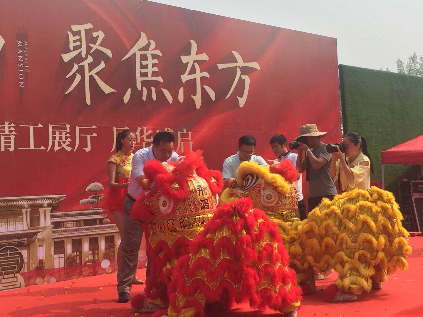 中梁負責人為舞獅點砂