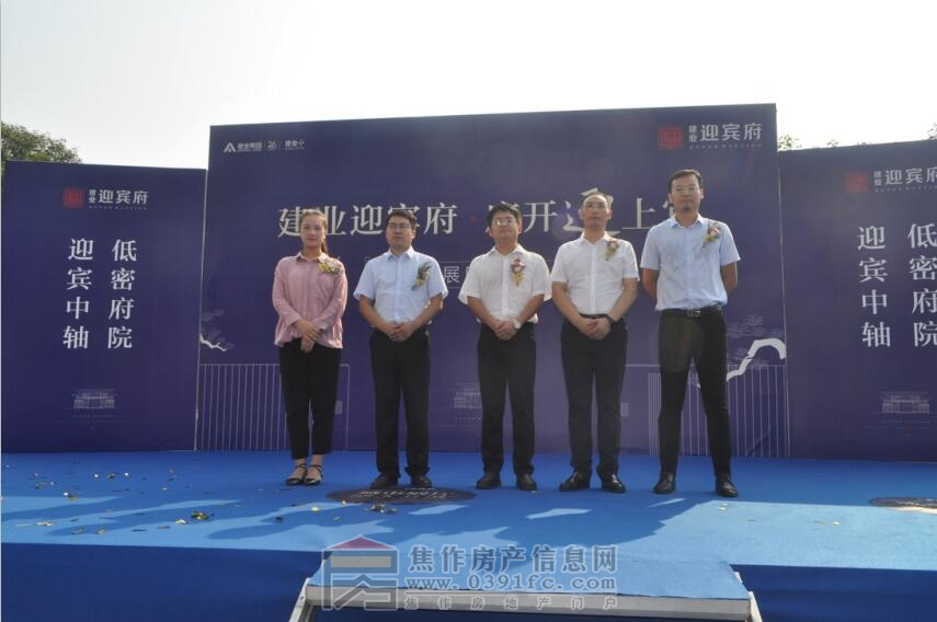 3000畝大沙河畔現(xiàn)房,建業(yè)純洋房,清盤鉅惠中!項(xiàng)目規(guī)劃：14棟純電梯洋房和1棟會客廳，小區(qū)規(guī)劃僅有522戶，低密宜居。物業(yè)：建業(yè)物業(yè)服務(wù)公司。 房屋產(chǎn)權(quán)年限：70年產(chǎn)權(quán)。 交房標(biāo)準(zhǔn)：毛坯交付，贈送新風(fēng)系統(tǒng)、中央空調(diào)、九重智能安防系統(tǒng)。電話：0391-8768882