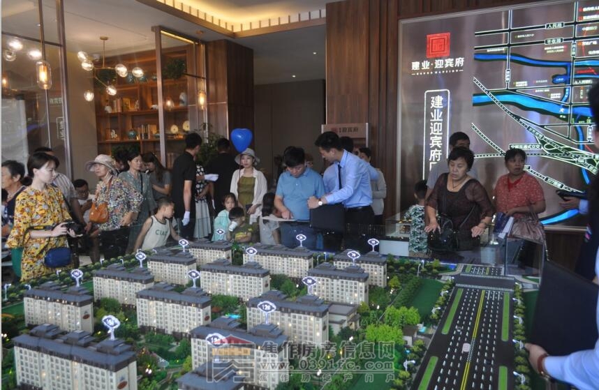 3000畝大沙河畔現(xiàn)房,建業(yè)純洋房,清盤鉅惠中!項(xiàng)目規(guī)劃：14棟純電梯洋房和1棟會客廳，小區(qū)規(guī)劃僅有522戶，低密宜居。物業(yè)：建業(yè)物業(yè)服務(wù)公司。 房屋產(chǎn)權(quán)年限：70年產(chǎn)權(quán)。 交房標(biāo)準(zhǔn)：毛坯交付，贈送新風(fēng)系統(tǒng)、中央空調(diào)、九重智能安防系統(tǒng)。電話：0391-8768882