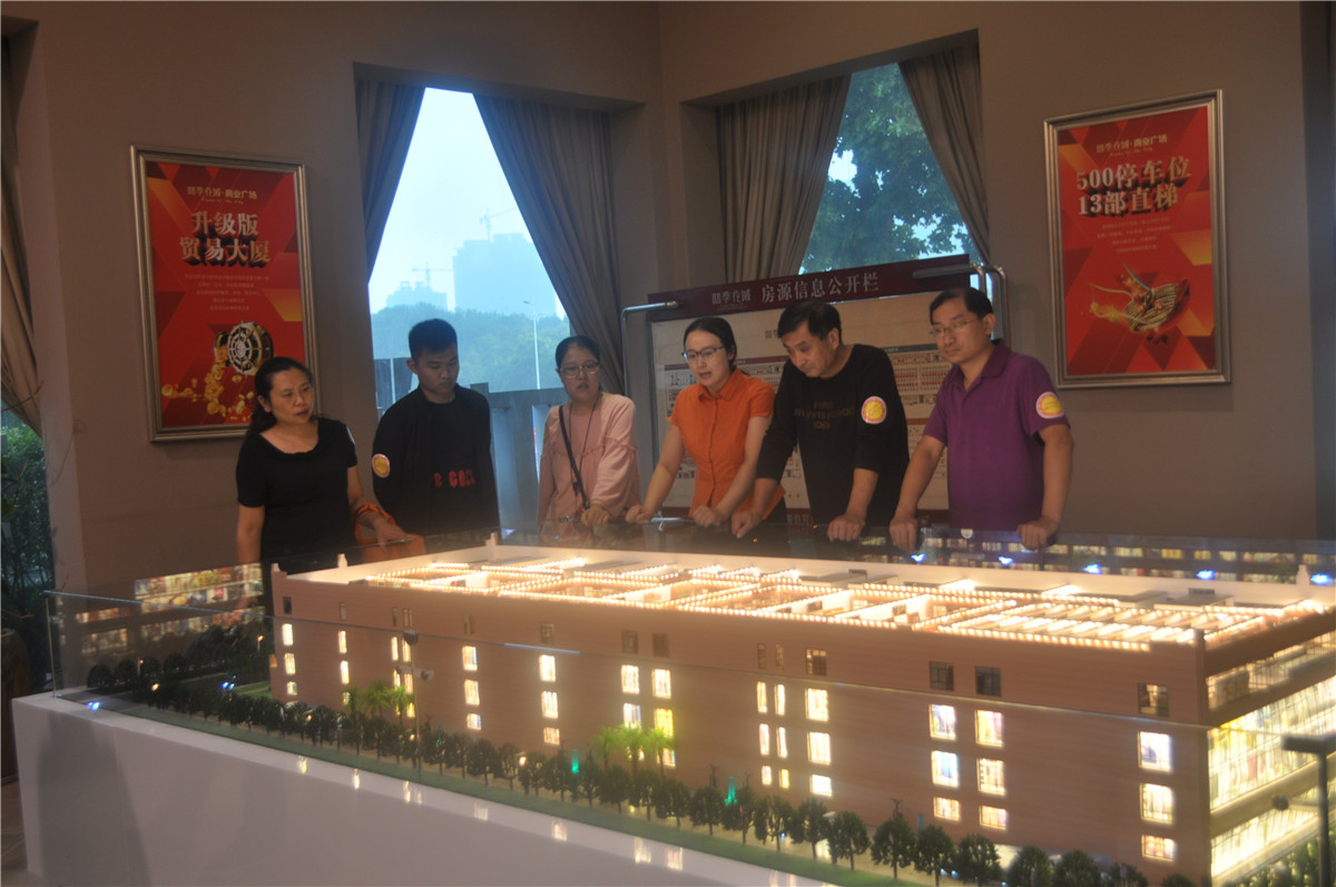 大家聚集在沙盤前聽講解