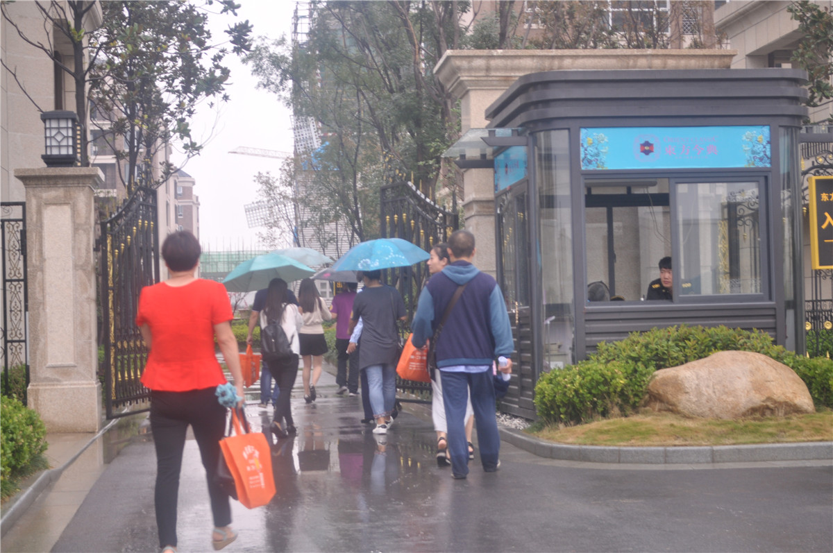 踏入小區(qū)大門，看樣板間了