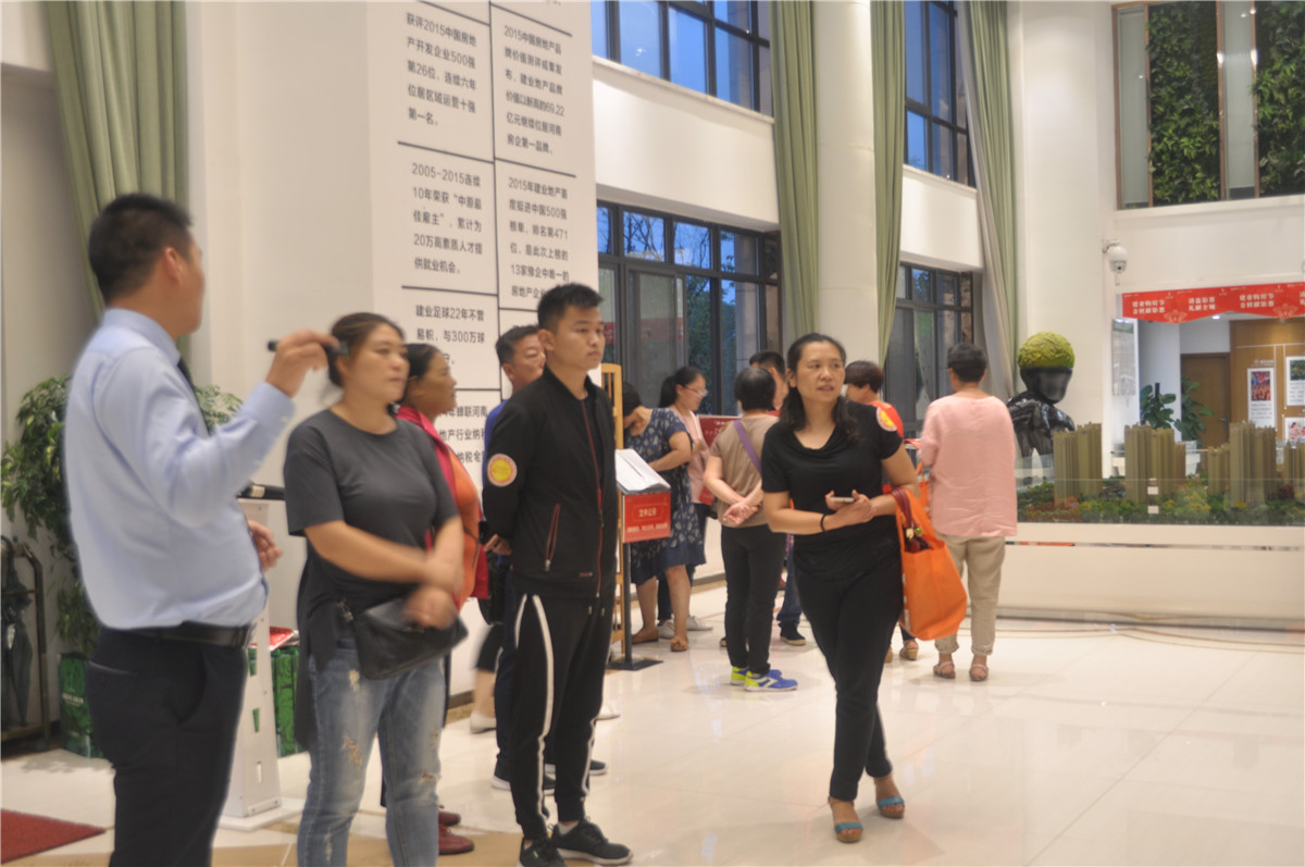 置業(yè)顧問講解樓盤分布