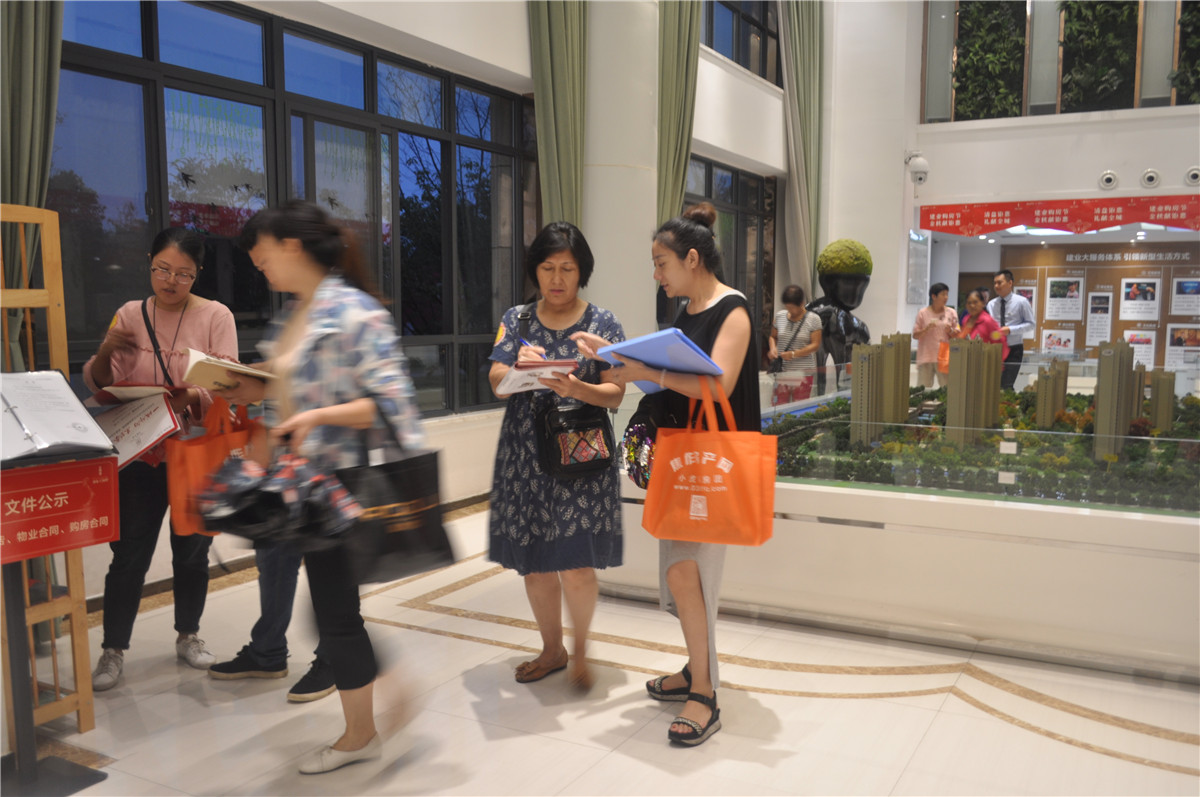 客戶拿筆認真記錄