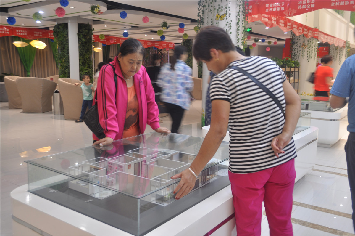 客戶相互分享看房經(jīng)驗