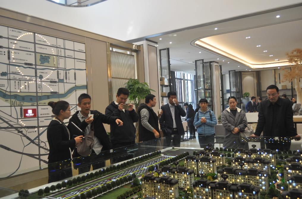 3000畝大沙河畔現(xiàn)房,建業(yè)純洋房,清盤鉅惠中!項(xiàng)目規(guī)劃：14棟純電梯洋房和1棟會(huì)客廳，小區(qū)規(guī)劃僅有522戶，低密宜居。物業(yè)：建業(yè)物業(yè)服務(wù)公司。 房屋產(chǎn)權(quán)年限：70年產(chǎn)權(quán)。 交房標(biāo)準(zhǔn)：毛坯交付，贈(zèng)送新風(fēng)系統(tǒng)、中央空調(diào)、九重智能安防系統(tǒng)。電話：0391-8768882