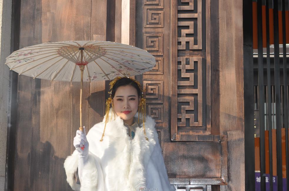 3000畝大沙河畔現(xiàn)房,建業(yè)純洋房,清盤鉅惠中!項(xiàng)目規(guī)劃：14棟純電梯洋房和1棟會(huì)客廳，小區(qū)規(guī)劃僅有522戶，低密宜居。物業(yè)：建業(yè)物業(yè)服務(wù)公司。 房屋產(chǎn)權(quán)年限：70年產(chǎn)權(quán)。 交房標(biāo)準(zhǔn)：毛坯交付，贈(zèng)送新風(fēng)系統(tǒng)、中央空調(diào)、九重智能安防系統(tǒng)。電話：0391-8768882