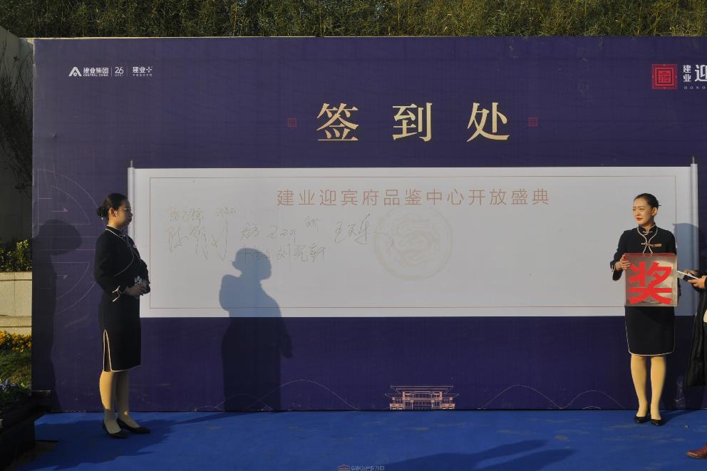 3000畝大沙河畔現(xiàn)房,建業(yè)純洋房,清盤鉅惠中!項(xiàng)目規(guī)劃：14棟純電梯洋房和1棟會(huì)客廳，小區(qū)規(guī)劃僅有522戶，低密宜居。物業(yè)：建業(yè)物業(yè)服務(wù)公司。 房屋產(chǎn)權(quán)年限：70年產(chǎn)權(quán)。 交房標(biāo)準(zhǔn)：毛坯交付，贈(zèng)送新風(fēng)系統(tǒng)、中央空調(diào)、九重智能安防系統(tǒng)。電話：0391-8768882