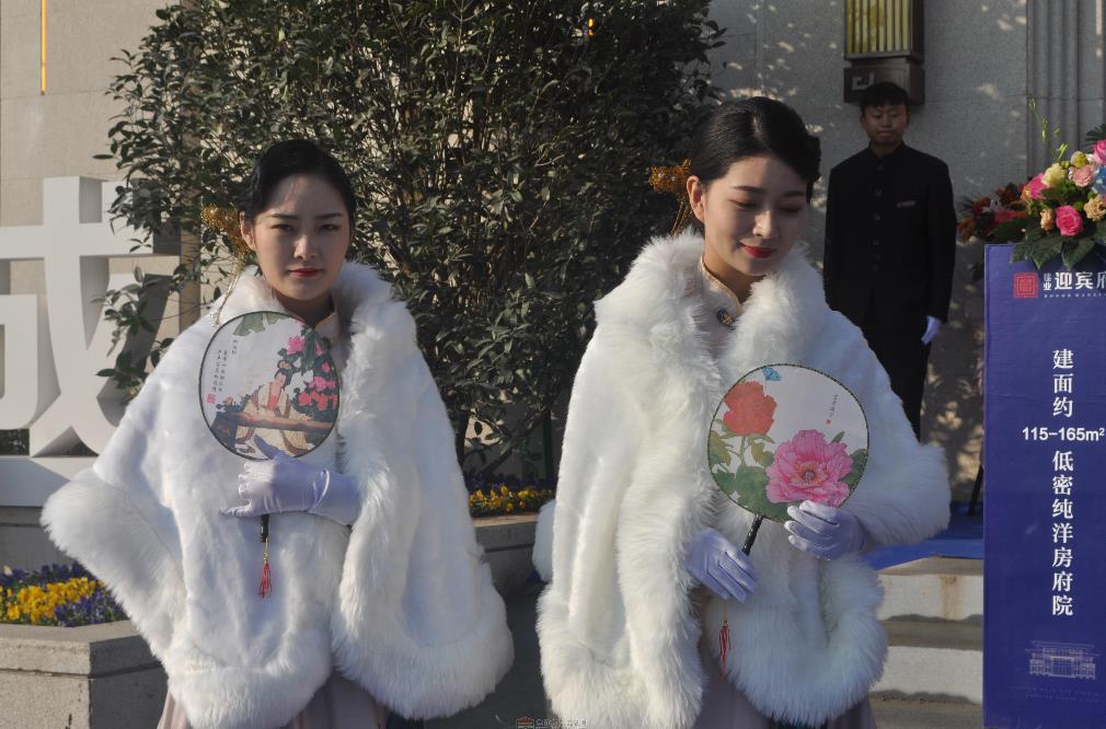 3000畝大沙河畔現(xiàn)房,建業(yè)純洋房,清盤鉅惠中!項(xiàng)目規(guī)劃：14棟純電梯洋房和1棟會(huì)客廳，小區(qū)規(guī)劃僅有522戶，低密宜居。物業(yè)：建業(yè)物業(yè)服務(wù)公司。 房屋產(chǎn)權(quán)年限：70年產(chǎn)權(quán)。 交房標(biāo)準(zhǔn)：毛坯交付，贈(zèng)送新風(fēng)系統(tǒng)、中央空調(diào)、九重智能安防系統(tǒng)。電話：0391-8768882