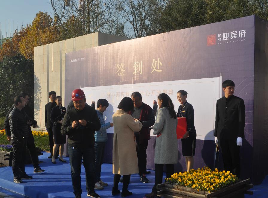 3000畝大沙河畔現(xiàn)房,建業(yè)純洋房,清盤鉅惠中!項(xiàng)目規(guī)劃：14棟純電梯洋房和1棟會(huì)客廳，小區(qū)規(guī)劃僅有522戶，低密宜居。物業(yè)：建業(yè)物業(yè)服務(wù)公司。 房屋產(chǎn)權(quán)年限：70年產(chǎn)權(quán)。 交房標(biāo)準(zhǔn)：毛坯交付，贈(zèng)送新風(fēng)系統(tǒng)、中央空調(diào)、九重智能安防系統(tǒng)。電話：0391-8768882