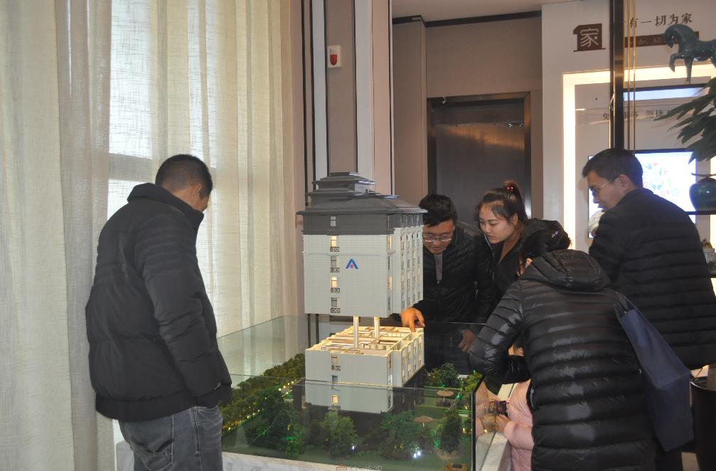 3000畝大沙河畔現(xiàn)房,建業(yè)純洋房,清盤鉅惠中!項(xiàng)目規(guī)劃：14棟純電梯洋房和1棟會(huì)客廳，小區(qū)規(guī)劃僅有522戶，低密宜居。物業(yè)：建業(yè)物業(yè)服務(wù)公司。 房屋產(chǎn)權(quán)年限：70年產(chǎn)權(quán)。 交房標(biāo)準(zhǔn)：毛坯交付，贈(zèng)送新風(fēng)系統(tǒng)、中央空調(diào)、九重智能安防系統(tǒng)。電話：0391-8768882