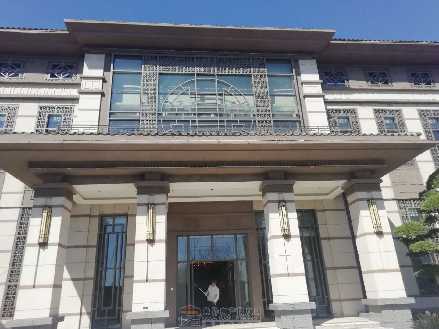 恒大悅龍臺(tái)以木造景，師法自然，　精筑約78000㎡新中式園林，恒大悅龍臺(tái)悅賢會(huì)所，奢華兼?zhèn)洌喙δ芊謪^(qū)，恒溫泳池、健身房、舞蹈室、繪畫室、兒童樂園…多種娛樂、休閑的場(chǎng)所均為業(yè)主提供貼心服務(wù)，恒大悅龍臺(tái)商業(yè)步行街，齊聚餐飲、娛樂、休閑、住宅為一體，展現(xiàn)繁華時(shí)代，在家即刻演繹浪漫風(fēng)情，約9000㎡恒大影城讓完美生活“視”不可擋！組團(tuán)電話：400-0391-661轉(zhuǎn)8333