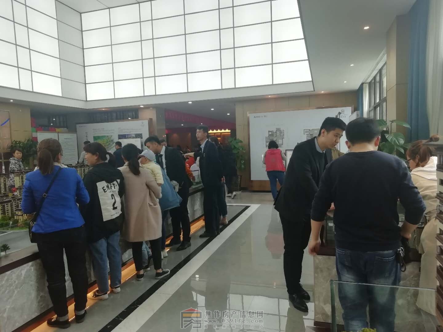 2019年4月20日建業(yè)春天里暖春客戶答謝會(huì) 建業(yè)·春天里VIP會(huì)員全城招募。一萬抵兩萬。5月12日盛大開盤 加入小虎看房團(tuán) 獨(dú)享額外優(yōu)惠！全城預(yù)約，恭迎品鑒！咨詢熱線：0391-8768882