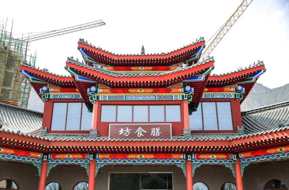 項目位于中原城市半小時經(jīng)濟圈，緊鄰306省道，距鄭云高速云臺山收費站3km，依托鐵路、城軌、高速等立體交通網(wǎng)，連通西安、山東、武漢、上海、北京等省市，通達全國。修武西站距離云臺山有中巴旅游專線，直達云臺山景區(qū)，約三十分鐘車程：焦作火車站及焦作市區(qū)至云臺山，有三路公交車專線，約四十分鐘車程。焦作房產(chǎn)網(wǎng)服務(wù)電話：400-0391-661轉(zhuǎn)0