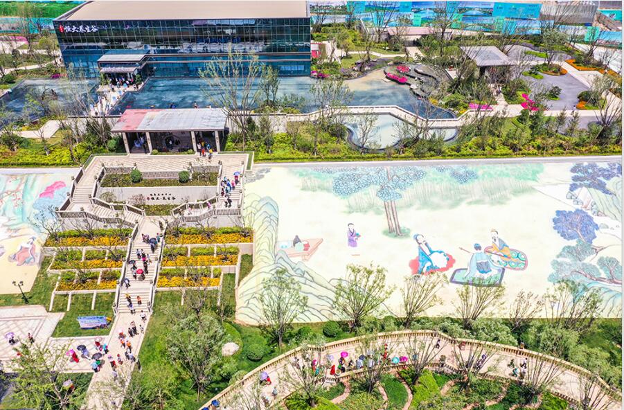 項目位于中原城市半小時經(jīng)濟圈，緊鄰306省道，距鄭云高速云臺山收費站3km，依托鐵路、城軌、高速等立體交通網(wǎng)，連通西安、山東、武漢、上海、北京等省市，通達全國。修武西站距離云臺山有中巴旅游專線，直達云臺山景區(qū)，約三十分鐘車程：焦作火車站及焦作市區(qū)至云臺山，有三路公交車專線，約四十分鐘車程。焦作房產(chǎn)網(wǎng)服務(wù)電話：400-0391-661轉(zhuǎn)0