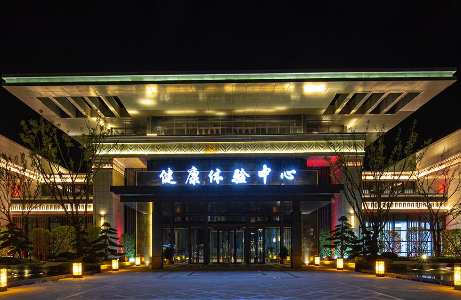 項目位于中原城市半小時經(jīng)濟圈，緊鄰306省道，距鄭云高速云臺山收費站3km，依托鐵路、城軌、高速等立體交通網(wǎng)，連通西安、山東、武漢、上海、北京等省市，通達全國。修武西站距離云臺山有中巴旅游專線，直達云臺山景區(qū)，約三十分鐘車程：焦作火車站及焦作市區(qū)至云臺山，有三路公交車專線，約四十分鐘車程。焦作房產(chǎn)網(wǎng)服務(wù)電話：400-0391-661轉(zhuǎn)0