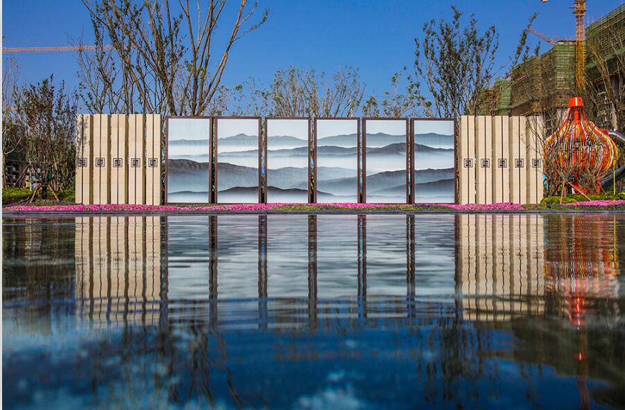 項目位于中原城市半小時經(jīng)濟圈，緊鄰306省道，距鄭云高速云臺山收費站3km，依托鐵路、城軌、高速等立體交通網(wǎng)，連通西安、山東、武漢、上海、北京等省市，通達全國。修武西站距離云臺山有中巴旅游專線，直達云臺山景區(qū)，約三十分鐘車程：焦作火車站及焦作市區(qū)至云臺山，有三路公交車專線，約四十分鐘車程。焦作房產(chǎn)網(wǎng)服務(wù)電話：400-0391-661轉(zhuǎn)0