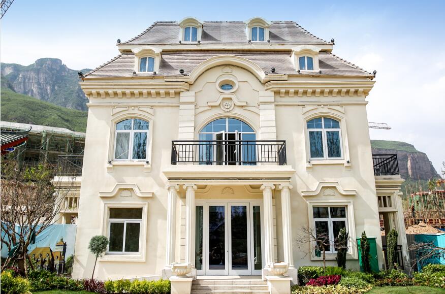 項目位于中原城市半小時經(jīng)濟圈，緊鄰306省道，距鄭云高速云臺山收費站3km，依托鐵路、城軌、高速等立體交通網(wǎng)，連通西安、山東、武漢、上海、北京等省市，通達全國。修武西站距離云臺山有中巴旅游專線，直達云臺山景區(qū)，約三十分鐘車程：焦作火車站及焦作市區(qū)至云臺山，有三路公交車專線，約四十分鐘車程。焦作房產(chǎn)網(wǎng)服務(wù)電話：400-0391-661轉(zhuǎn)0