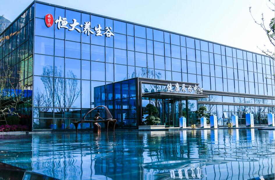 項目位于中原城市半小時經(jīng)濟圈，緊鄰306省道，距鄭云高速云臺山收費站3km，依托鐵路、城軌、高速等立體交通網(wǎng)，連通西安、山東、武漢、上海、北京等省市，通達全國。修武西站距離云臺山有中巴旅游專線，直達云臺山景區(qū)，約三十分鐘車程：焦作火車站及焦作市區(qū)至云臺山，有三路公交車專線，約四十分鐘車程。焦作房產(chǎn)網(wǎng)服務(wù)電話：400-0391-661轉(zhuǎn)0