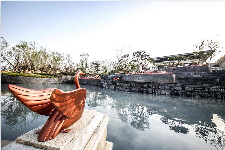 項目位于中原城市半小時經(jīng)濟圈，緊鄰306省道，距鄭云高速云臺山收費站3km，依托鐵路、城軌、高速等立體交通網(wǎng)，連通西安、山東、武漢、上海、北京等省市，通達全國。修武西站距離云臺山有中巴旅游專線，直達云臺山景區(qū)，約三十分鐘車程：焦作火車站及焦作市區(qū)至云臺山，有三路公交車專線，約四十分鐘車程。焦作房產(chǎn)網(wǎng)服務(wù)電話：400-0391-661轉(zhuǎn)0