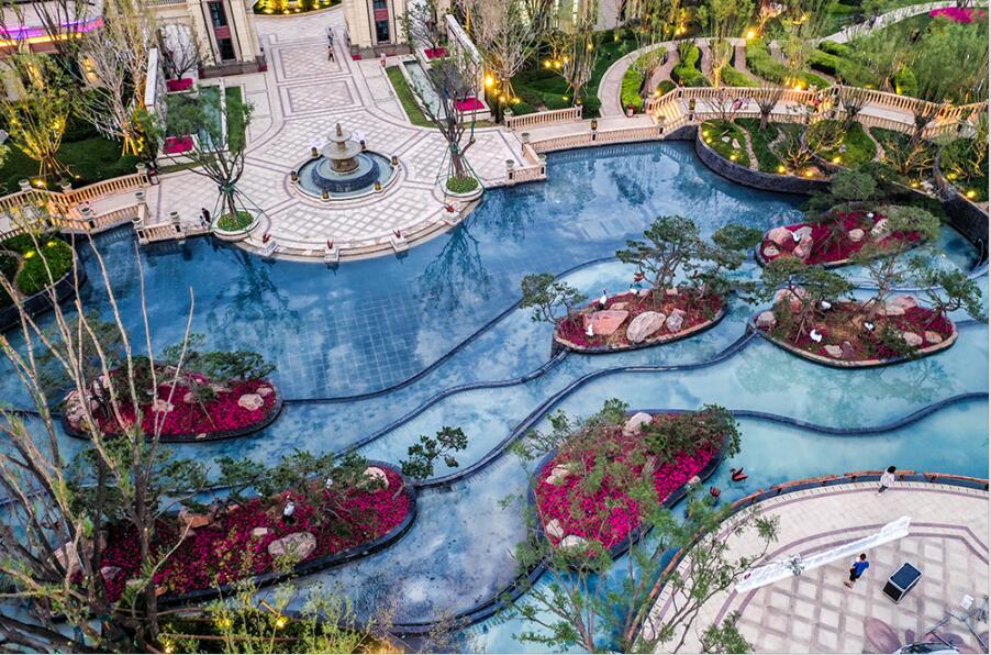 項目位于中原城市半小時經(jīng)濟圈，緊鄰306省道，距鄭云高速云臺山收費站3km，依托鐵路、城軌、高速等立體交通網(wǎng)，連通西安、山東、武漢、上海、北京等省市，通達全國。修武西站距離云臺山有中巴旅游專線，直達云臺山景區(qū)，約三十分鐘車程：焦作火車站及焦作市區(qū)至云臺山，有三路公交車專線，約四十分鐘車程。焦作房產(chǎn)網(wǎng)服務(wù)電話：400-0391-661轉(zhuǎn)0