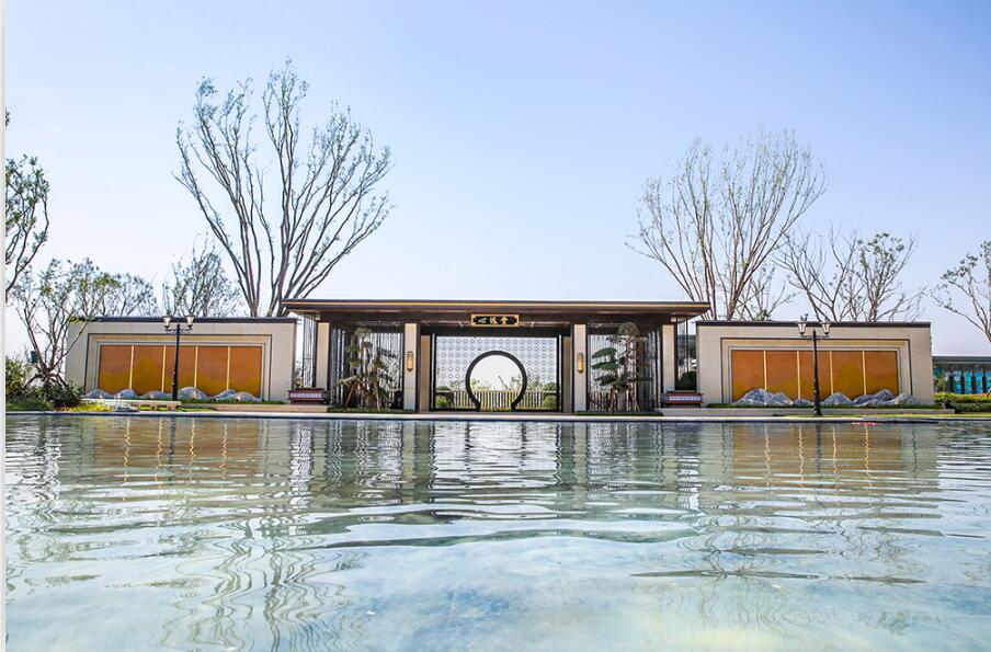 項目位于中原城市半小時經(jīng)濟圈，緊鄰306省道，距鄭云高速云臺山收費站3km，依托鐵路、城軌、高速等立體交通網(wǎng)，連通西安、山東、武漢、上海、北京等省市，通達全國。修武西站距離云臺山有中巴旅游專線，直達云臺山景區(qū)，約三十分鐘車程：焦作火車站及焦作市區(qū)至云臺山，有三路公交車專線，約四十分鐘車程。焦作房產(chǎn)網(wǎng)服務(wù)電話：400-0391-661轉(zhuǎn)0