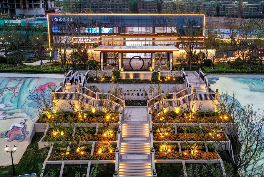 項目位于中原城市半小時經(jīng)濟圈，緊鄰306省道，距鄭云高速云臺山收費站3km，依托鐵路、城軌、高速等立體交通網(wǎng)，連通西安、山東、武漢、上海、北京等省市，通達全國。修武西站距離云臺山有中巴旅游專線，直達云臺山景區(qū)，約三十分鐘車程：焦作火車站及焦作市區(qū)至云臺山，有三路公交車專線，約四十分鐘車程。焦作房產(chǎn)網(wǎng)服務(wù)電話：400-0391-661轉(zhuǎn)0