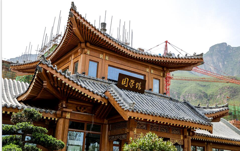 項目位于中原城市半小時經(jīng)濟圈，緊鄰306省道，距鄭云高速云臺山收費站3km，依托鐵路、城軌、高速等立體交通網(wǎng)，連通西安、山東、武漢、上海、北京等省市，通達全國。修武西站距離云臺山有中巴旅游專線，直達云臺山景區(qū)，約三十分鐘車程：焦作火車站及焦作市區(qū)至云臺山，有三路公交車專線，約四十分鐘車程。焦作房產(chǎn)網(wǎng)服務(wù)電話：400-0391-661轉(zhuǎn)0