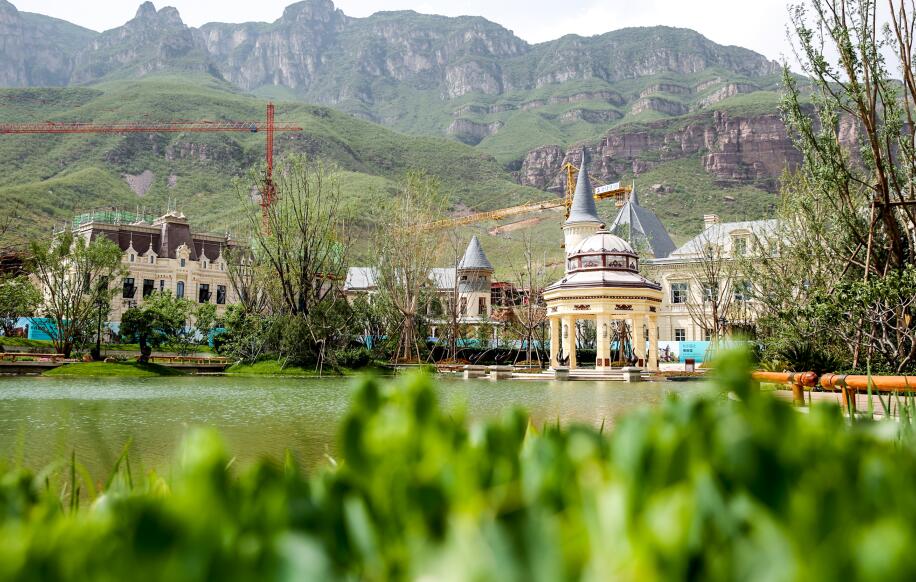 項目位于中原城市半小時經(jīng)濟圈，緊鄰306省道，距鄭云高速云臺山收費站3km，依托鐵路、城軌、高速等立體交通網(wǎng)，連通西安、山東、武漢、上海、北京等省市，通達全國。修武西站距離云臺山有中巴旅游專線，直達云臺山景區(qū)，約三十分鐘車程：焦作火車站及焦作市區(qū)至云臺山，有三路公交車專線，約四十分鐘車程。焦作房產(chǎn)網(wǎng)服務(wù)電話：400-0391-661轉(zhuǎn)0