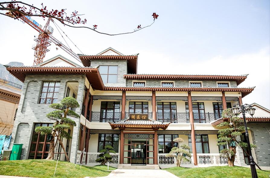 項目位于中原城市半小時經(jīng)濟圈，緊鄰306省道，距鄭云高速云臺山收費站3km，依托鐵路、城軌、高速等立體交通網(wǎng)，連通西安、山東、武漢、上海、北京等省市，通達全國。修武西站距離云臺山有中巴旅游專線，直達云臺山景區(qū)，約三十分鐘車程：焦作火車站及焦作市區(qū)至云臺山，有三路公交車專線，約四十分鐘車程。焦作房產(chǎn)網(wǎng)服務(wù)電話：400-0391-661轉(zhuǎn)0