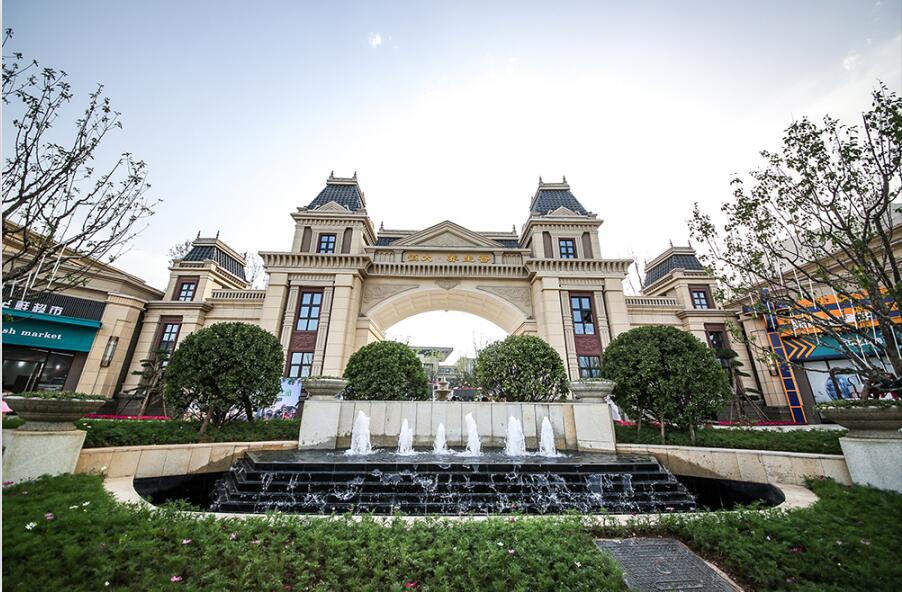 項目位于中原城市半小時經(jīng)濟圈，緊鄰306省道，距鄭云高速云臺山收費站3km，依托鐵路、城軌、高速等立體交通網(wǎng)，連通西安、山東、武漢、上海、北京等省市，通達全國。修武西站距離云臺山有中巴旅游專線，直達云臺山景區(qū)，約三十分鐘車程：焦作火車站及焦作市區(qū)至云臺山，有三路公交車專線，約四十分鐘車程。焦作房產(chǎn)網(wǎng)服務(wù)電話：400-0391-661轉(zhuǎn)0