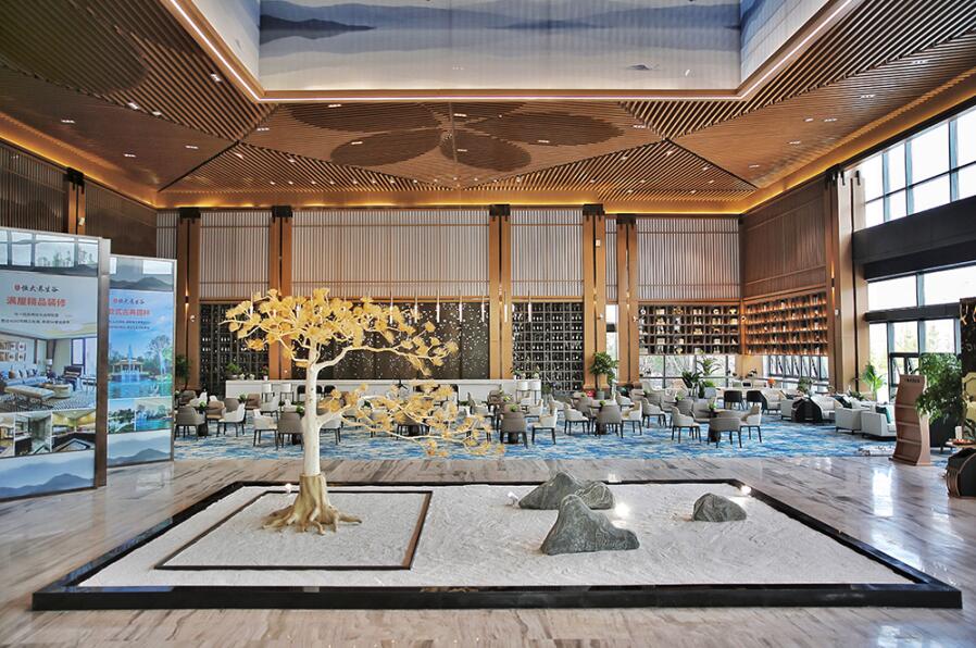 項目位于中原城市半小時經(jīng)濟圈，緊鄰306省道，距鄭云高速云臺山收費站3km，依托鐵路、城軌、高速等立體交通網(wǎng)，連通西安、山東、武漢、上海、北京等省市，通達全國。修武西站距離云臺山有中巴旅游專線，直達云臺山景區(qū)，約三十分鐘車程：焦作火車站及焦作市區(qū)至云臺山，有三路公交車專線，約四十分鐘車程。焦作房產(chǎn)網(wǎng)服務(wù)電話：400-0391-661轉(zhuǎn)0