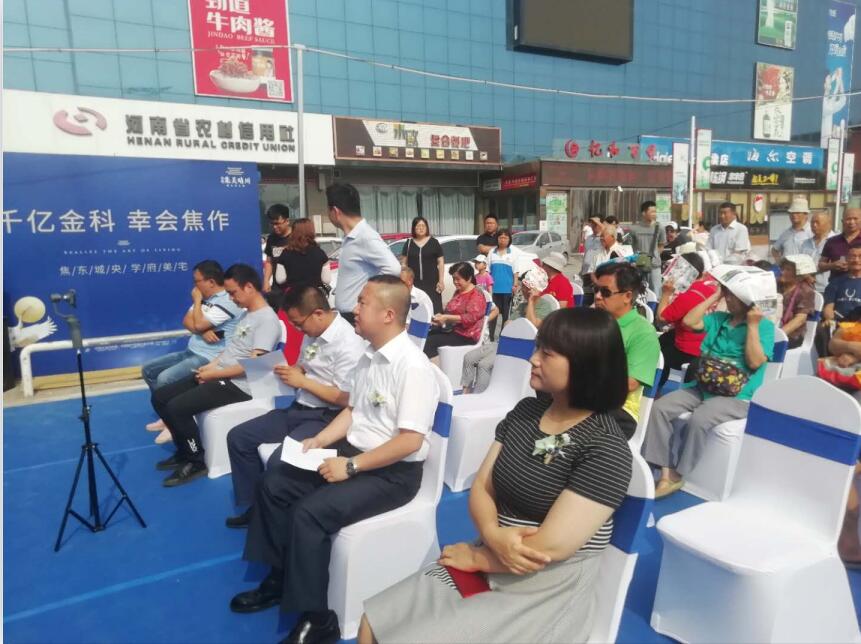 2019年6月7日，金科中原區(qū)域事業(yè)部總經理張杰和焦作金科集美晴川項目營銷總監(jiān)金光總分別上臺致辭，張總和金總分別對金科的集團概況、發(fā)展歷程、產品特點以及焦作項目概況進行了介紹，并對焦作金科集美晴川項目寄予了美好的期望。金科集美晴川，是金科在焦東新城打造的一個金科集美系項目，位于焦作市馬村區(qū)解放路與文昌路交匯處東南角，承襲金科21年創(chuàng)新發(fā)展經驗；集生活之美，專注打造東方美宅；集成長之美，守護孩子繽紛健康的童年；集鄰里之美，創(chuàng)造一個有溫度的社區(qū)環(huán)境，金科集美晴川旨在為焦東人民帶來更高品質的住宅。電話：0391-8768882