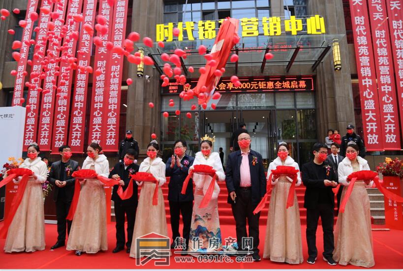 二月初二龍?zhí)ь^，鴻運當(dāng)頭萬事順。3月14日上午，飛天·時代錦苑營銷中心璀璨亮相，現(xiàn)場人氣爆棚，盛況空前，以沸燃全城之勢，潮領(lǐng)一城仰望。河南新時代交通發(fā)展集團有限公司領(lǐng)導(dǎo)、焦作市飛天置業(yè)有限公司領(lǐng)導(dǎo)、社會各界精英人士及媒體嘉賓親臨活動現(xiàn)場，共同見證這一非凡時刻。