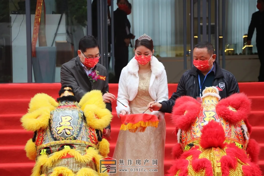  二月初二龍?zhí)ь^，鴻運當(dāng)頭萬事順。3月14日上午，飛天·時代錦苑營銷中心璀璨亮相，現(xiàn)場人氣爆棚，盛況空前，以沸燃全城之勢，潮領(lǐng)一城仰望。河南新時代交通發(fā)展集團有限公司領(lǐng)導(dǎo)、焦作市飛天置業(yè)有限公司領(lǐng)導(dǎo)、社會各界精英人士及媒體嘉賓親臨活動現(xiàn)場，共同見證這一非凡時刻。