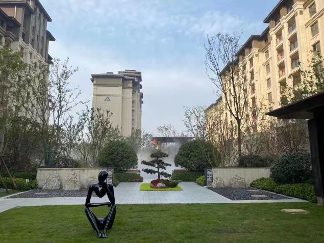 3000畝大沙河畔現(xiàn)房,建業(yè)純洋房,清盤鉅惠中!項目規(guī)劃：14棟純電梯洋房和1棟會客廳，小區(qū)規(guī)劃僅有522戶，低密宜居。物業(yè)：建業(yè)物業(yè)服務(wù)公司。 房屋產(chǎn)權(quán)年限：70年產(chǎn)權(quán)。 交房標(biāo)準(zhǔn)：毛坯交付，贈送新風(fēng)系統(tǒng)、中央空調(diào)、九重智能安防系統(tǒng)。電話：0391-8768882