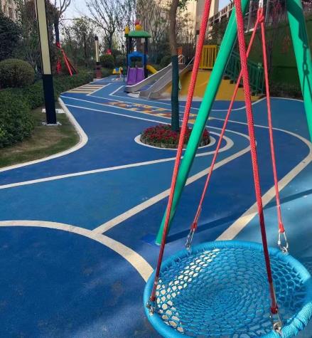 3000畝大沙河畔現(xiàn)房,建業(yè)純洋房,清盤鉅惠中!項目規(guī)劃：14棟純電梯洋房和1棟會客廳，小區(qū)規(guī)劃僅有522戶，低密宜居。物業(yè)：建業(yè)物業(yè)服務(wù)公司。 房屋產(chǎn)權(quán)年限：70年產(chǎn)權(quán)。 交房標(biāo)準(zhǔn)：毛坯交付，贈送新風(fēng)系統(tǒng)、中央空調(diào)、九重智能安防系統(tǒng)。電話：0391-8768882