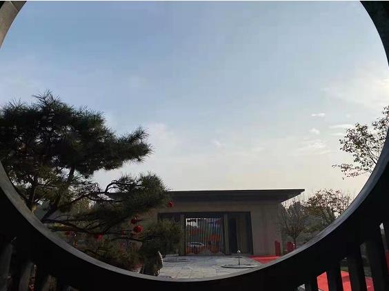 3000畝大沙河畔現(xiàn)房,建業(yè)純洋房,清盤鉅惠中!項目規(guī)劃：14棟純電梯洋房和1棟會客廳，小區(qū)規(guī)劃僅有522戶，低密宜居。物業(yè)：建業(yè)物業(yè)服務(wù)公司。 房屋產(chǎn)權(quán)年限：70年產(chǎn)權(quán)。 交房標(biāo)準(zhǔn)：毛坯交付，贈送新風(fēng)系統(tǒng)、中央空調(diào)、九重智能安防系統(tǒng)。電話：0391-8768882