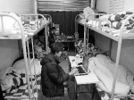 大學(xué)生求職160平公寓擺30個(gè)鋪位 躲在被窩哭泣