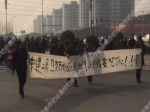網(wǎng)曝焦作萬達(dá)拖欠民工工資，民工無奈上街扯橫幅游行