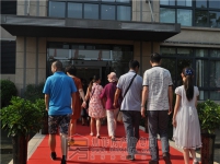 6月18日小虎看房團走進建業(yè)公園里